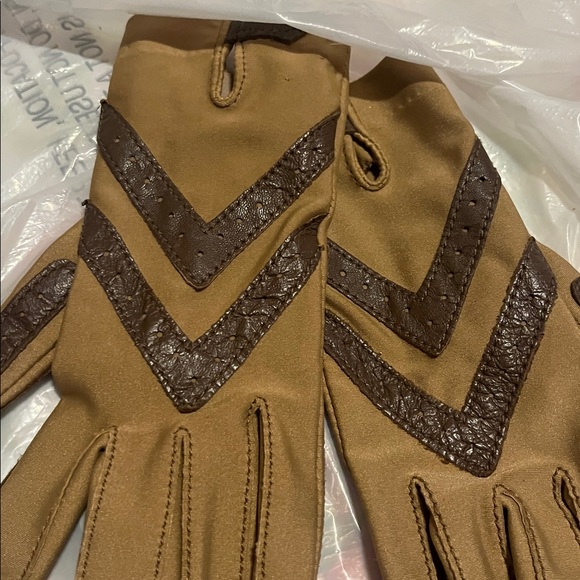 ISOTONER Tan Lined Gloves One Size - Picture 2 of 6